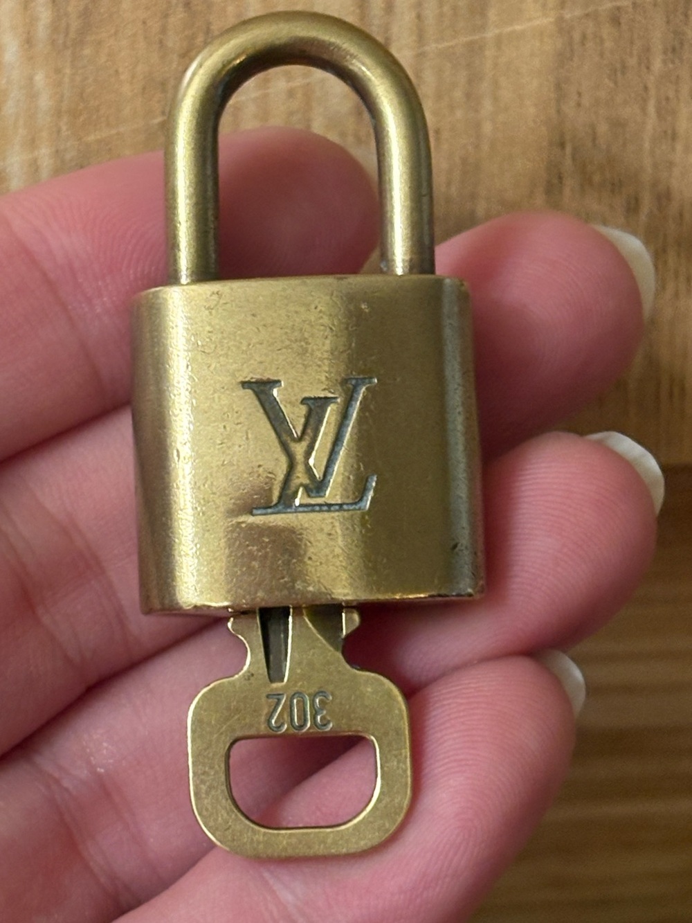 Auth Louis Vuitton lock and key set 302
